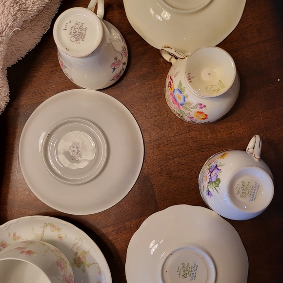 4 tea cups and saucers made in England - Picture 4 of 5